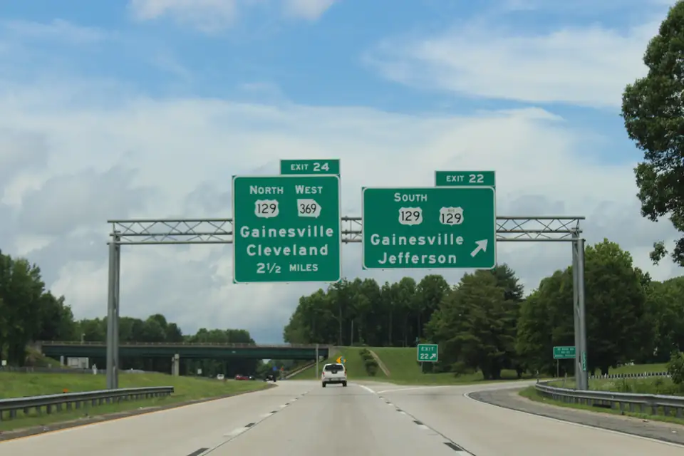 Interstate 985 northbound at Exit 22 in Gainesville, overhead green guide signs for US 129 toward Cleveland and Jefferson